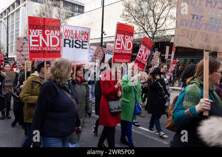 Million Women Rise 2024 a organisé une marche contre la violence masculine le samedi 08 mars pour coïncider avec la Journée internationale de la femme. Banque D'Images
