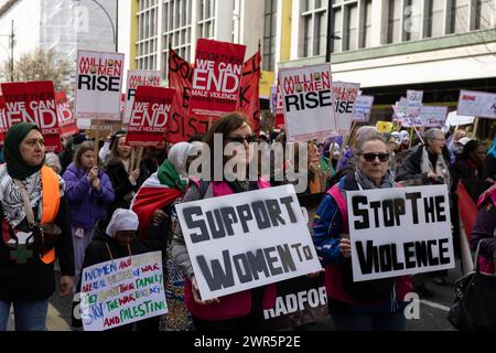 Million Women Rise 2024 a organisé une marche contre la violence masculine le samedi 08 mars pour coïncider avec la Journée internationale de la femme. Banque D'Images