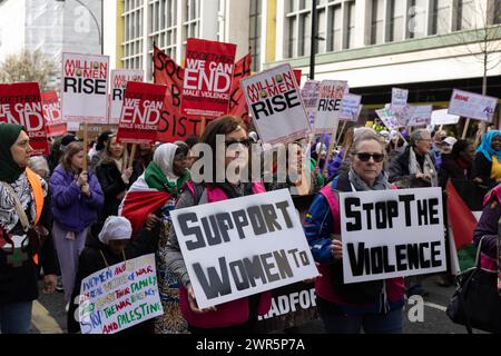 Million Women Rise 2024 a organisé une marche contre la violence masculine le samedi 08 mars pour coïncider avec la Journée internationale de la femme. Banque D'Images