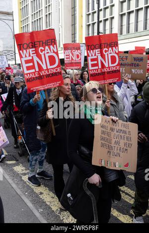 Million Women Rise 2024 a organisé une marche contre la violence masculine le samedi 08 mars pour coïncider avec la Journée internationale de la femme. Banque D'Images