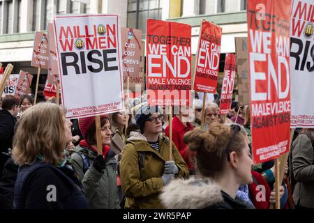 Million Women Rise 2024 a organisé une marche contre la violence masculine le samedi 08 mars pour coïncider avec la Journée internationale de la femme. Banque D'Images