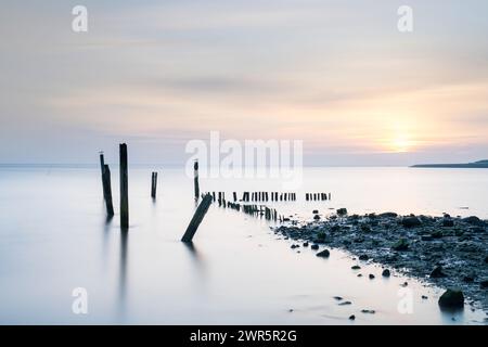 Coucher de soleil sur les vasières du waddenzee près de l'ancien port de Cocksdorp, Texel, pays-Bas, nommé Haventje van Sil (port de Sil) Banque D'Images