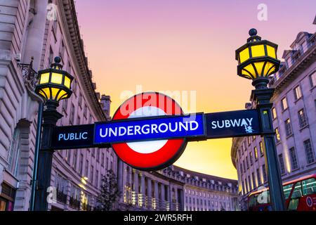 Panneau London Unerground à Piccadilly Circus au coucher du soleil, Londres, Angleterre Banque D'Images