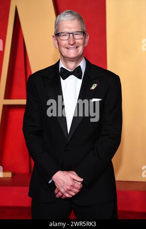 ÉTATS-UNIS. 10 mars 2024. Tim Cook marchant sur le tapis rouge à la Vanity Fair Oscar Party 2024 qui s'est tenue au Wallis Annenberg Center for the Performing Arts à Beverly Hills, CA, le 10 mars 2024. (Photo par Anthony Behar/Sipa USA) crédit : Sipa USA/Alamy Live News Banque D'Images