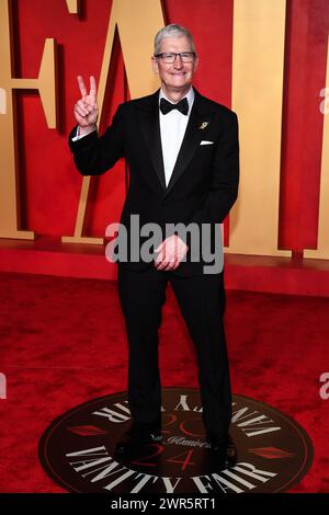 ÉTATS-UNIS. 10 mars 2024. Tim Cook marchant sur le tapis rouge à la Vanity Fair Oscar Party 2024 qui s'est tenue au Wallis Annenberg Center for the Performing Arts à Beverly Hills, CA, le 10 mars 2024. (Photo par Anthony Behar/Sipa USA) crédit : Sipa USA/Alamy Live News Banque D'Images