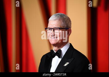 ÉTATS-UNIS. 10 mars 2024. Tim Cook marchant sur le tapis rouge à la Vanity Fair Oscar Party 2024 qui s'est tenue au Wallis Annenberg Center for the Performing Arts à Beverly Hills, CA, le 10 mars 2024. (Photo par Anthony Behar/Sipa USA) crédit : Sipa USA/Alamy Live News Banque D'Images