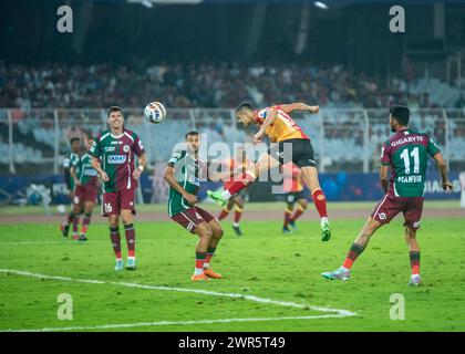 Kolkata, Bengale occidental, Inde. 11 mars 2024. Mohunbagan Super Giant (MBSG) bat le club de football du Bengale oriental (EBFC) en ISL (Indian Super League-2024) par 3-1 au stade Salt Lake. Jason Cummings, Liston Colaço et Dimitrios Petratos ont marqué pour MBSG tandis que SaÃºl Crespo a réduit la marge pour EBFC. (Crédit image : © Amlan Biswas/Pacific Press via ZUMA Press Wire) USAGE ÉDITORIAL SEULEMENT! Non destiné à UN USAGE commercial ! Banque D'Images