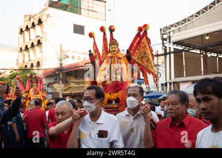 Bangkok, Thaïlande. 10 mars 2024. Les croyants défilent une réplique de statue du Dieu Tai Hong Kong, une divinité et un objet sacré que les gens respectent devant la Fondation Poh Teck Tung à Bangkok le 10 mars 2024. (Photo de Teera Noisakran/Pacific Press) crédit : Pacific Press Media production Corp./Alamy Live News Banque D'Images