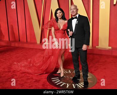 Beverly Hills, États-Unis. 10 mars 2024. Lauren Sanchez et Jeff Bezos arrivant à la Vanity Fair Oscar Party tenue au Wallis Annenberg Center for the Performing Arts le 10 mars 2024 à Beverly Hills, CA. © OConnor-Arroyo/AFF-USA.com crédit : AFF/Alamy Live News Banque D'Images