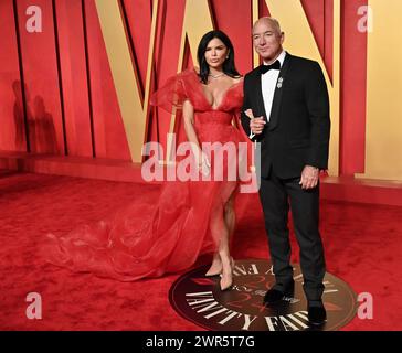 Beverly Hills, États-Unis. 10 mars 2024. Lauren Sanchez et Jeff Bezos arrivant à la Vanity Fair Oscar Party tenue au Wallis Annenberg Center for the Performing Arts le 10 mars 2024 à Beverly Hills, CA. © OConnor-Arroyo/AFF-USA.com crédit : AFF/Alamy Live News Banque D'Images