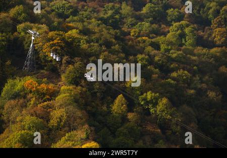 19/10/16 suspendus au-dessus d'un kaléidoscope de couleur automnale, les téléphériques montent sur les hauteurs d'Abraham au-dessus de Matlock Bath dans les Derbys Banque D'Images