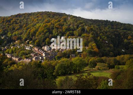 19/10/16 suspendus au-dessus d'un kaléidoscope de couleur automnale, les téléphériques montent sur les hauteurs d'Abraham au-dessus de Matlock Bath dans les Derbys Banque D'Images