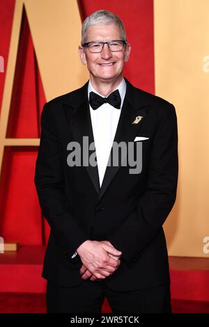 ÉTATS-UNIS. 10 mars 2024. Tim Cook marchant sur le tapis rouge à la Vanity Fair Oscar Party 2024 qui s'est tenue au Wallis Annenberg Center for the Performing Arts à Beverly Hills, CA, le 10 mars 2024. (Photo par Anthony Behar/Sipa USA) crédit : Sipa USA/Alamy Live News Banque D'Images