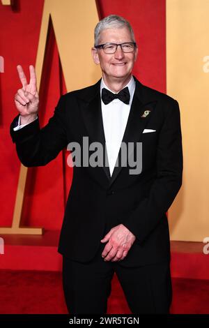 ÉTATS-UNIS. 10 mars 2024. Tim Cook marchant sur le tapis rouge à la Vanity Fair Oscar Party 2024 qui s'est tenue au Wallis Annenberg Center for the Performing Arts à Beverly Hills, CA, le 10 mars 2024. (Photo par Anthony Behar/Sipa USA) crédit : Sipa USA/Alamy Live News Banque D'Images