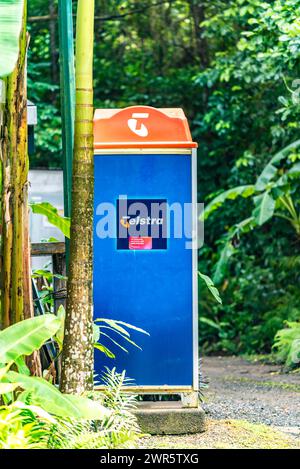 Une cabine téléphonique Telstra à Cape Tribulation presque redondante en raison des téléphones portables, mais importante en saison cyclonique lorsque les autres connexions sont perdues Banque D'Images