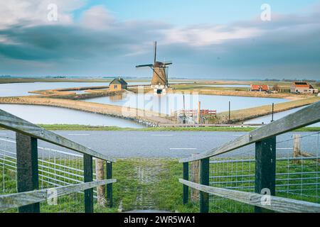 Moulin à vent hollandais « Het Noord » sur l'île de Texel dans le paysage de la mer des Wadden au patrimoine mondial de l'unesco aux pays-Bas Banque D'Images