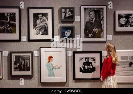 Bonhams, Londres, Royaume-Uni. 11 mars 2024. Britannique. Cool. l'aperçu de la vente aux enchères rassemble un éventail d'œuvres d'art, d'estampes, de mode, de photographies et de souvenirs de la culture populaire. Crédit : Malcolm Park/Alamy Live News Banque D'Images