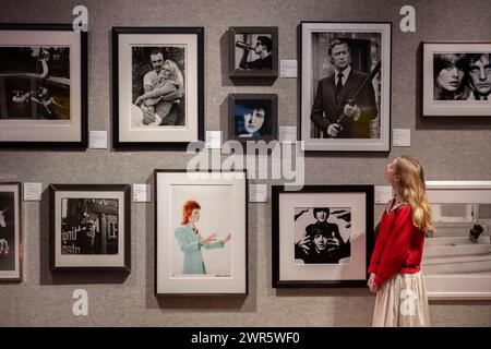 Bonhams, Londres, Royaume-Uni. 11 mars 2024. Britannique. Cool. l'aperçu de la vente aux enchères rassemble un éventail d'œuvres d'art, d'estampes, de mode, de photographies et de souvenirs de la culture populaire. Crédit : Malcolm Park/Alamy Live News Banque D'Images