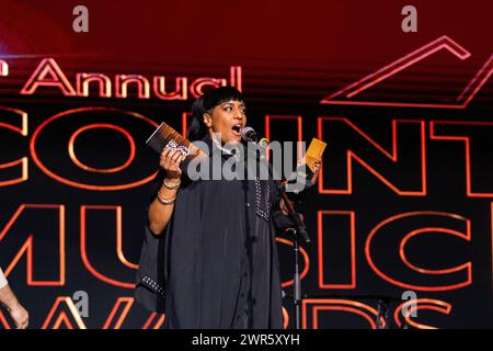 Edmonton, Canada. 10 mars 2024. Lisa Jacobs reçoit le prix de musicienne de l’année lors de la 13e édition annuelle des Country Music Alberta Awards à Edmonton. Crédit : SOPA images Limited/Alamy Live News Banque D'Images