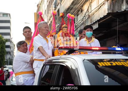 Bangkok, Thaïlande. 10 mars 2024. Les croyants défilent une réplique de statue du Dieu Chao Mae Lim Ko Niao, une divinité et un objet sacré que les gens respectent devant la Fondation Poh Teck Tung à Bangkok le 10 mars 2024. (Crédit image : © Teera Noisakran/Pacific Press via ZUMA Press Wire) USAGE ÉDITORIAL SEULEMENT! Non destiné à UN USAGE commercial ! Crédit : ZUMA Press, Inc/Alamy Live News Banque D'Images