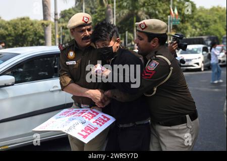 Delhi, New Delhi, Inde. 11 mars 2024. La police de Delhi a arrêté un membre de la communauté tibétaine lors d'une manifestation devant l'ambassade de Chine à New Delhi, en Inde, le 11 mars 2024 (crédit image : © Deep Nair/ZUMA Press Wire) USAGE ÉDITORIAL SEULEMENT! Non destiné à UN USAGE commercial ! Banque D'Images