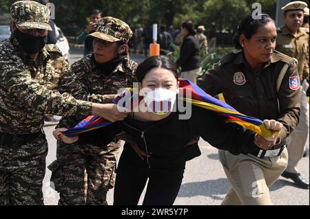 Delhi, New Delhi, Inde. 11 mars 2024. La police de Delhi a arrêté un membre de la communauté tibétaine lors d'une manifestation devant l'ambassade de Chine à New Delhi, en Inde, le 11 mars 2024 (crédit image : © Deep Nair/ZUMA Press Wire) USAGE ÉDITORIAL SEULEMENT! Non destiné à UN USAGE commercial ! Banque D'Images