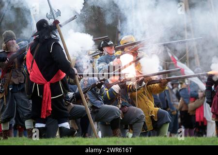 29/01/17 C'était plus 'sueur de boue et larmes' que 'sueur de sang et larmes' alors que sept cents 'soldats' de Sealed Knot reconstituent la bataille de Nantwich, en Ontario Banque D'Images