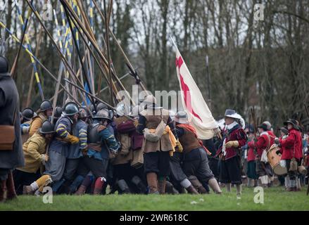 29/01/17 C'était plus 'sueur de boue et larmes' que 'sueur de sang et larmes' alors que sept cents 'soldats' de Sealed Knot reconstituent la bataille de Nantwich, en Ontario Banque D'Images