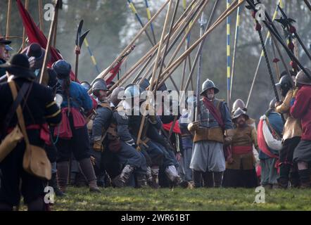 29/01/17 C'était plus 'sueur de boue et larmes' que 'sueur de sang et larmes' alors que sept cents 'soldats' de Sealed Knot reconstituent la bataille de Nantwich, en Ontario Banque D'Images