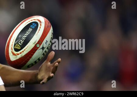 Cardiff, Royaume-Uni. 10 mars 2024. Un gros plan de Gilbert Guiness six Nations rugby ball et les mains de Rio Dyer du pays de Galles . Match du championnat Guinness six Nations 2024, pays de Galles - France au Principality Stadium de Cardiff le dimanche 10 mars 2024. photo par Andrew Orchard/Andrew Orchard photographie sportive/ Alamy Live News crédit : Andrew Orchard photographie sportive/Alamy Live News Banque D'Images