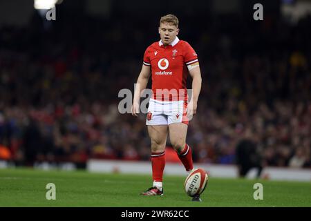 Cardiff, Royaume-Uni. 10 mars 2024. Sam Costelow, du pays de Galles, lance une conversion. Match du championnat Guinness six Nations 2024, pays de Galles - France au Principality Stadium de Cardiff le dimanche 10 mars 2024. photo par Andrew Orchard/Andrew Orchard photographie sportive/ Alamy Live News crédit : Andrew Orchard photographie sportive/Alamy Live News Banque D'Images