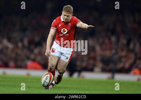 Cardiff, Royaume-Uni. 10 mars 2024. Sam Costelow, du pays de Galles, lance une conversion. Match du championnat Guinness six Nations 2024, pays de Galles - France au Principality Stadium de Cardiff le dimanche 10 mars 2024. photo par Andrew Orchard/Andrew Orchard photographie sportive/ Alamy Live News crédit : Andrew Orchard photographie sportive/Alamy Live News Banque D'Images