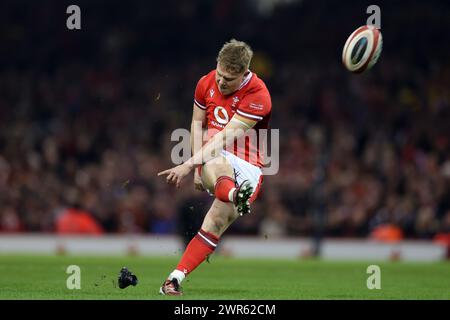 Cardiff, Royaume-Uni. 10 mars 2024. Sam Costelow, du pays de Galles, lance une conversion. Match du championnat Guinness six Nations 2024, pays de Galles - France au Principality Stadium de Cardiff le dimanche 10 mars 2024. photo par Andrew Orchard/Andrew Orchard photographie sportive/ Alamy Live News crédit : Andrew Orchard photographie sportive/Alamy Live News Banque D'Images