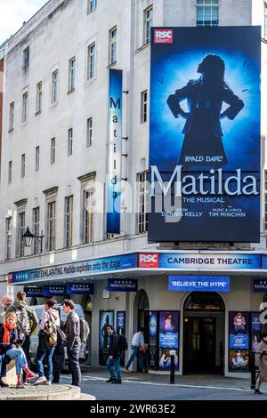 City of Westminster, Londres Royaume-Uni, 08 mars 2024, Cambridge Theatre Covent Garden musical Matilda Show Group of People Banque D'Images