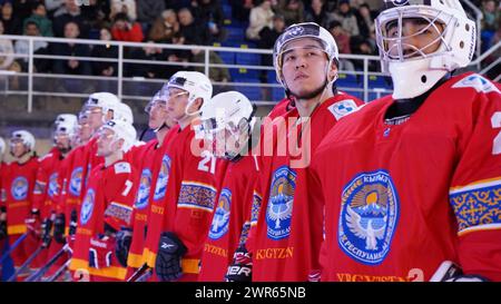 Bichkek, Kirghizistan. 10 mars 2024. Les joueurs du Kirghizistan s'alignent avant le match du Groupe A Du Championnat du monde de hockey sur glace de la Division III 2024 entre le Kirghizistan et la Thaïlande à Bichkek, Kirghizistan, le 10 mars 2024. Crédit : Roman Gainanov/Xinhua/Alamy Live News Banque D'Images
