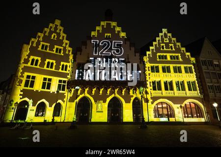 125 Jahre Eintracht Frankfurt Anlässlich des 125-jährigen Vereinsjubiläums von Eintracht Frankfurt zeigt eine Videoinstallation auf der Fassade des Römers die Vereinsgeschichte mit den größten sportlichen Erfolgen. Frankfurt am main Römerberg Hessen Deutschland *** 125 ans de l'Eintracht Francfort pour marquer le 125e anniversaire de l'Eintracht Francfort, une installation vidéo sur la façade du Römer montre l'histoire du club avec ses plus grands succès sportifs Francfort-sur-le-main Römerberg Hessen Allemagne 2024-03-10 125-Jahre-Eintracht 05 Banque D'Images