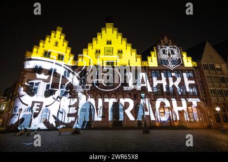 125 Jahre Eintracht Frankfurt Anlässlich des 125-jährigen Vereinsjubiläums von Eintracht Frankfurt zeigt eine Videoinstallation auf der Fassade des Römers die Vereinsgeschichte mit den größten sportlichen Erfolgen. Frankfurt am main Römerberg Hessen Deutschland *** 125 ans de l'Eintracht Francfort pour marquer le 125e anniversaire de l'Eintracht Francfort, une installation vidéo sur la façade du Römer montre l'histoire du club avec ses plus grands succès sportifs Francfort-sur-le-main Römerberg Hessen Allemagne 2024-03-10 125-Jahre-Eintracht 02 Banque D'Images