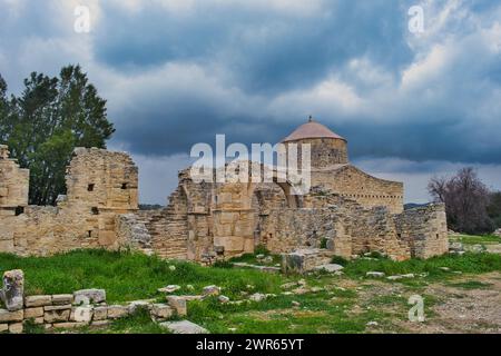 Ruines du monastère du XIVe siècle de Timios Stavros ou monastère de Sainte Croix à Anogyra, Lemesos (Limassol), Chypre, sous un ciel sombre Banque D'Images