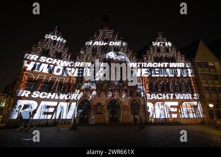 125 Jahre Eintracht Frankfurt Anlässlich des 125-jährigen Vereinsjubiläums von Eintracht Frankfurt zeigt eine Videoinstallation auf der Fassade des Römers die Vereinsgeschichte mit den größten sportlichen Erfolgen. Frankfurt am main Römerberg Hessen Deutschland *** 125 ans de l'Eintracht Francfort pour marquer le 125e anniversaire de l'Eintracht Francfort, une installation vidéo sur la façade du Römer montre l'histoire du club avec ses plus grands succès sportifs Francfort-sur-le-main Römerberg Hessen Allemagne 2024-03-10 125-Jahre-Eintracht 12 Banque D'Images