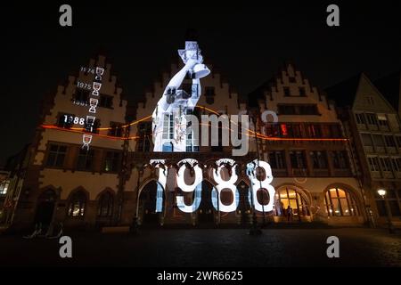 125 Jahre Eintracht Frankfurt Anlässlich des 125-jährigen Vereinsjubiläums von Eintracht Frankfurt zeigt eine Videoinstallation auf der Fassade des Römers die Vereinsgeschichte mit den größten sportlichen Erfolgen. Frankfurt am main Römerberg Hessen Deutschland *** 125 ans de l'Eintracht Francfort pour marquer le 125e anniversaire de l'Eintracht Francfort, une installation vidéo sur la façade du Römer montre l'histoire du club avec ses plus grands succès sportifs Francfort-sur-le-main Römerberg Hessen Allemagne 2024-03-10 125-Jahre-Eintracht 19 Banque D'Images