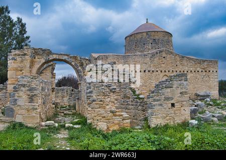 Ruines et église intacte du monastère de Timios Stavros ou monastère Sainte-Croix à Anogyra, Lemesos (Limassol), Chypre Banque D'Images