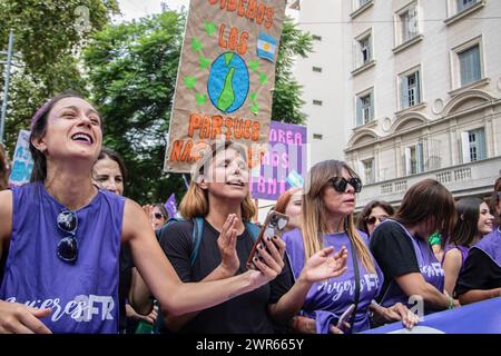 Le groupe de femmes du parti politique Frente Renovador (FR Women) manifeste contre les mesures d'austérité de Milei et pour défendre les droits qu'elles ont gagnés lors de la Journée internationale de la femme. Des milliers de femmes se sont rassemblées pour la Journée internationale de la femme au Congrès national de Buenos Aires. Les colonnes de militants ont commencé à arriver à 16 h. certains des slogans choisis étaient 'A la violencia machista, feminismo', 'ni un paso atrás', 'fuimos marea, seremos tsunami', ainsi que des affiches critiquant le gouvernement de Javier Milei. Il y a eu aussi des interventions graphiques et performatives, avec de la musique Banque D'Images