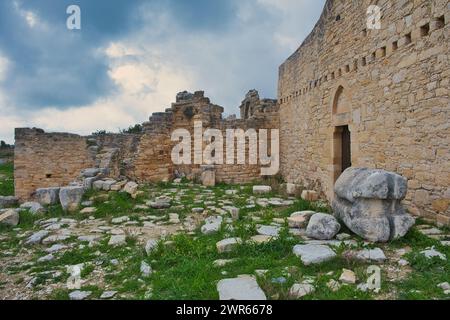 Ruines du monastère du XIVe siècle de Timios Stavros ou monastère de Sainte Croix à Anogyra, Lemesos (Limassol), Chypre. Banque D'Images