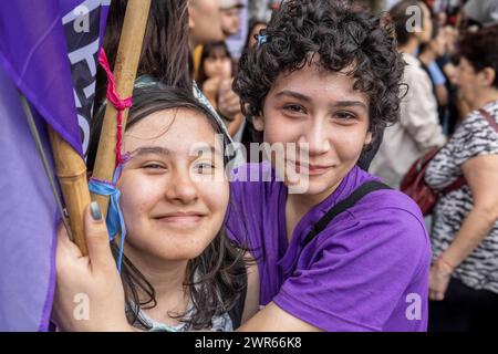 Deux jeunes femmes vues enveloppées dans la couleur violette, représentative du féminisme lors de la Journée internationale de la femme. Des milliers de femmes se sont rassemblées pour la Journée internationale de la femme au Congrès national de Buenos Aires. Les colonnes de militants ont commencé à arriver à 16 h. certains des slogans choisis étaient 'A la violencia machista, feminismo', 'ni un paso atrás', 'fuimos marea, seremos tsunami', ainsi que des affiches critiquant le gouvernement de Javier Milei. Il y a eu aussi des interventions graphiques et performatives, avec de la musique et de la danse. (Photo de Rosana Alvarez Mullner/SOPA images/SIPA USA) Banque D'Images