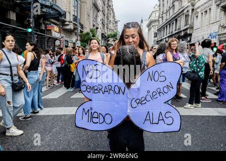 Une mère et sa fille participent à la marche 8M. Les ailes de la jeune fille lisaient « ils ont semé la peur, nous avons fait pousser des ailes ». Des milliers de femmes se sont rassemblées pour la Journée internationale de la femme au Congrès national de Buenos Aires. Les colonnes de militants ont commencé à arriver à 16 h. certains des slogans choisis étaient 'A la violencia machista, feminismo', 'ni un paso atrás', 'fuimos marea, seremos tsunami', ainsi que des affiches critiquant le gouvernement de Javier Milei. Il y a eu aussi des interventions graphiques et performatives, avec de la musique et de la danse. (Photo de Rosana Alvarez Mullner / SOPA images/SIPA USA) Banque D'Images