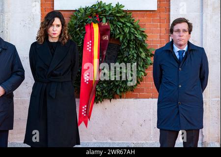 Madrid, Espagne. 11 mars 2024. Isabel Diaz Ayuso (à gauche), présidente de la Communauté de Madrid et figure de proue du PP, et Jose Luis Martinez Almeida (à droite), maire de Madrid, vus lors de la célébration du vingtième anniversaire des attentats terroristes de 11M. Le matin du 11 mars 2004 (également connu en Espagne sous le nom de 11M), une série de bombardements simultanés ont eu lieu contre le système de trains de banlieue Cercan'as de Madrid. Les explosions ont tué 193 personnes et en ont blessé environ 2 050. Crédit : SOPA images Limited/Alamy Live News Banque D'Images