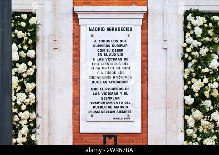 Madrid, Espagne. 11 mars 2024. Une plaque à la mémoire des victimes vues lors de l'acte de célébration du vingtième anniversaire des attentats terroristes 11M. Le matin du 11 mars 2004 (également connu en Espagne sous le nom de 11M), une série de bombardements simultanés ont eu lieu contre le système de trains de banlieue Cercan'as de Madrid. Les explosions ont tué 193 personnes et en ont blessé environ 2 050. Les attaques ont été menées par des terroristes individuels qui s'opposaient à l'implication espagnole dans l'invasion de l'Irak menée par les États-Unis en 2003. (Photo Alberto Gardin/SOPA images/SIPA USA) crédit : SIPA USA/Alamy Live News Banque D'Images