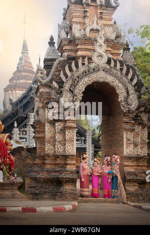 Groupe de belle femme asiatique portant des vêtements traditionnels thaïlandais à Wat Lok Molee pendant le Songkran thaïlandais. Banque D'Images