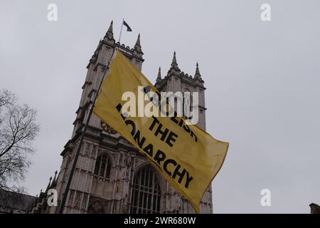 Londres, Royaume-Uni. 11 mars 2024. Un groupe de manifestants de Republic, un groupe de campagne qui plaide pour l'abolition de la monarchie, se sont rassemblés devant l'abbaye de Westminster le jour du Commonwealth. Ils tenaient des banderoles et des pancartes qui indiquaient « pas mon roi ». La manifestation coïncide avec le service du Commonwealth auquel assistent le roi et d'autres membres de la famille royale. Crédit : Joao Daniel Pereira/Alamy Live News Banque D'Images