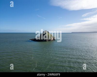 Vue aérienne du Thatcher Rock à Torquay comme la grande formation rocheuse s'élève hors de la mer et regarde à travers la mer à l'horizon Banque D'Images